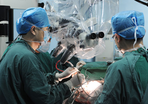 神经外科专家实施动脉瘤夹闭术